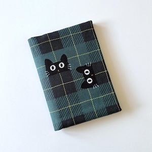 Black Cats Checked Passport Holder – Animal Fabric Travel Wallet, Gift for Traveller, Cartoon Passport Cover, Gift for Cat Lovers (Green)