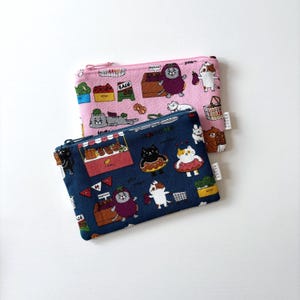 Bolsa con cremallera "Cats at the Market": bolsa de tela colorida kawaii, neceser pequeño, monedero, tarjetero, un regalo ideal para amantes de los gatos.