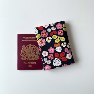 Funda para pasaporte con diseño floral japonés: billetera de tela para viaje, funda para pasaporte y tarjetero hechos a mano, un regalo elegante para viajeros y para ella.