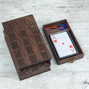Juego de cribbage de madera compacto y plegable con almacenamiento de cartas y fichas: tablero de cribbage de madera natural de primera calidad para viajes en casa y en movimiento