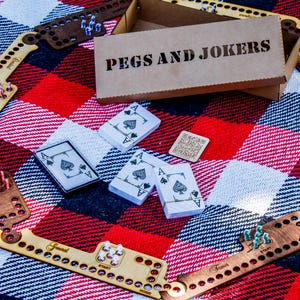 Pegs and Jokers, juego de mesa para 8 jugadores hecho a mano para mayores de 18 años, popular en EE. UU.