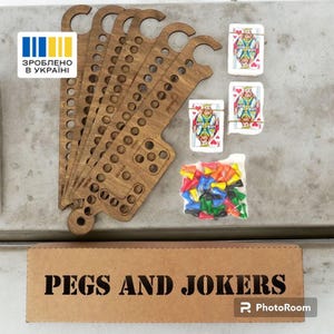 Jogo de tabuleiro artesanal Pegs and Jokers – Jogo de estratégia divertido com pinos de cribbage e cartas de baralho para a noite de jogos em família – Ideia de presente personalizada