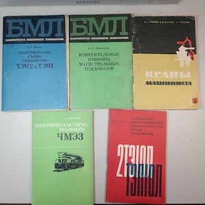Puede incluir: Colección de cinco libros antiguos con cubiertas coloridas. Los títulos están en un idioma extranjero, con colores como azul, verde, amarillo y rojo. Los libros parecen estar relacionados con temas técnicos o de ingeniería.