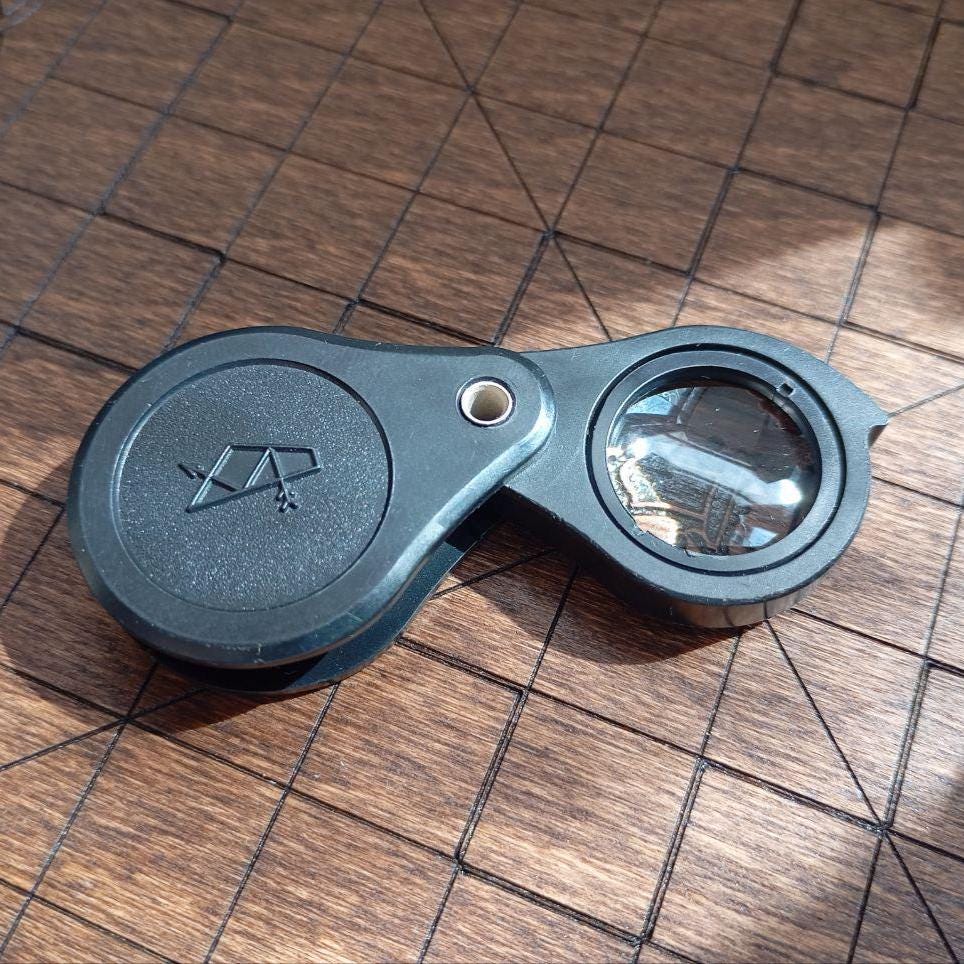 旧ソ連　KOMZ製　５Xルーペ　珍品ですぞ！ ヴィンテージ ソ連 7倍ポケットルーペ 拡大鏡：ソビエト時代の光学