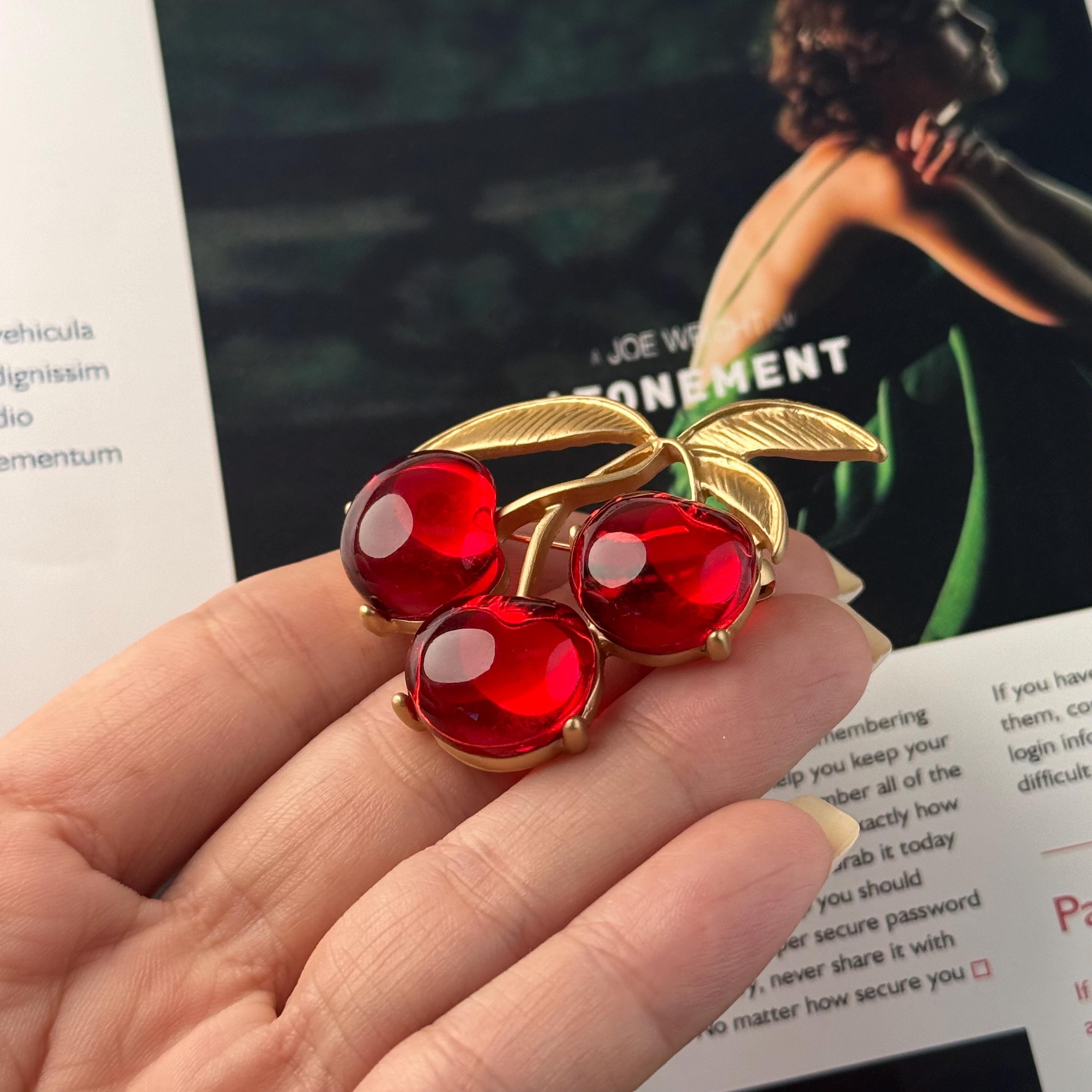 Broche émaillée Creamlab – Épingle Cerise Rouge – Neuf Avec étiquettes