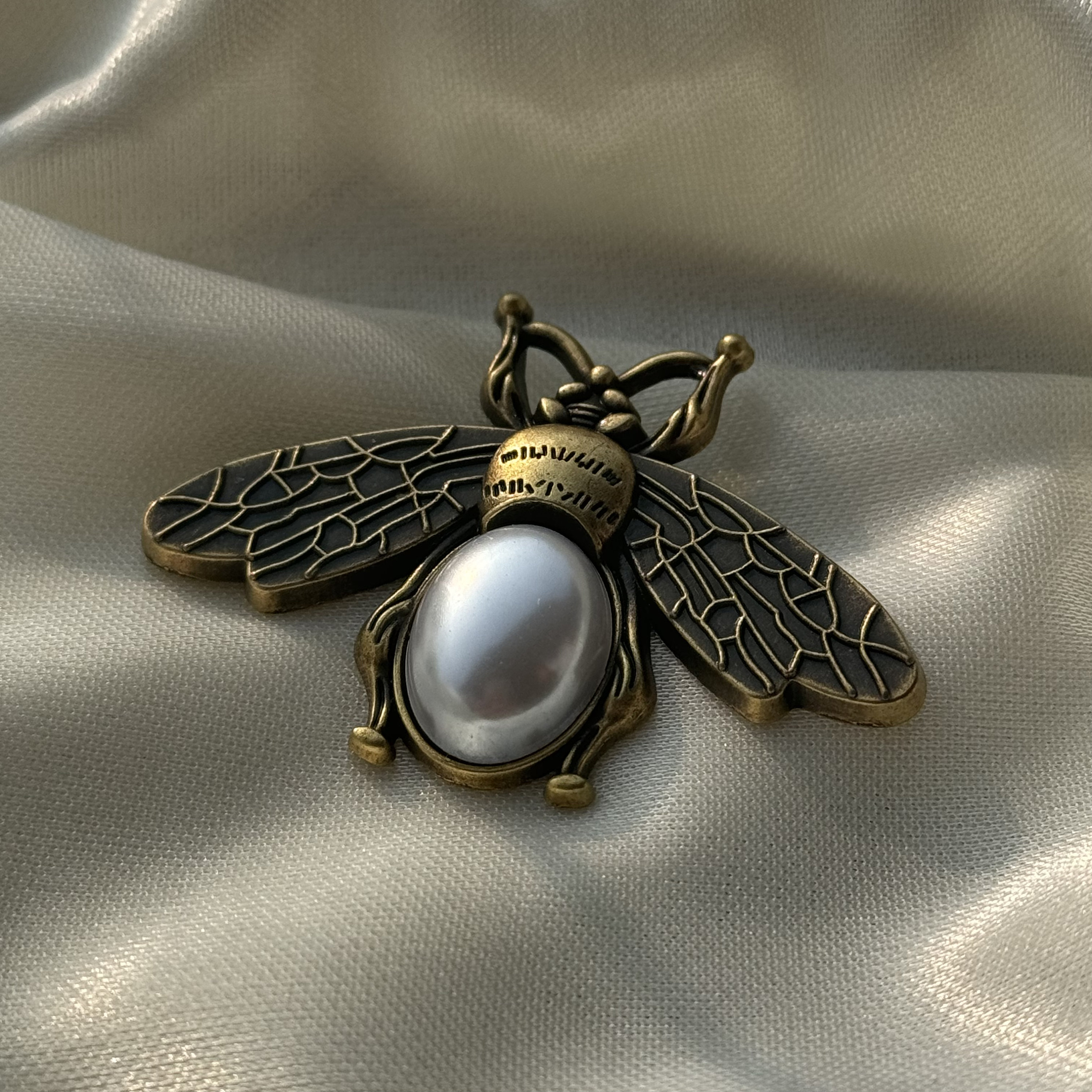 アクセサリー HALCYON DAYS Giant Bee Brooch il_fullxfull.5932341670_hku3.jpg