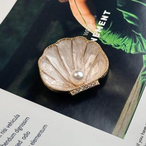 Pärlbrosch: Elegant skjortnål, klädaccessoar