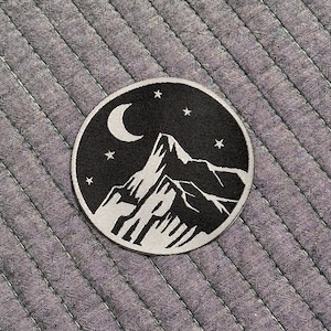 Toppa con cielo notturno e montagna, distintivo per escursioni in montagna, toppa per escursionista, toppa con luna notturna e montagna, applicazione ricamata, regalo per amanti della montagna