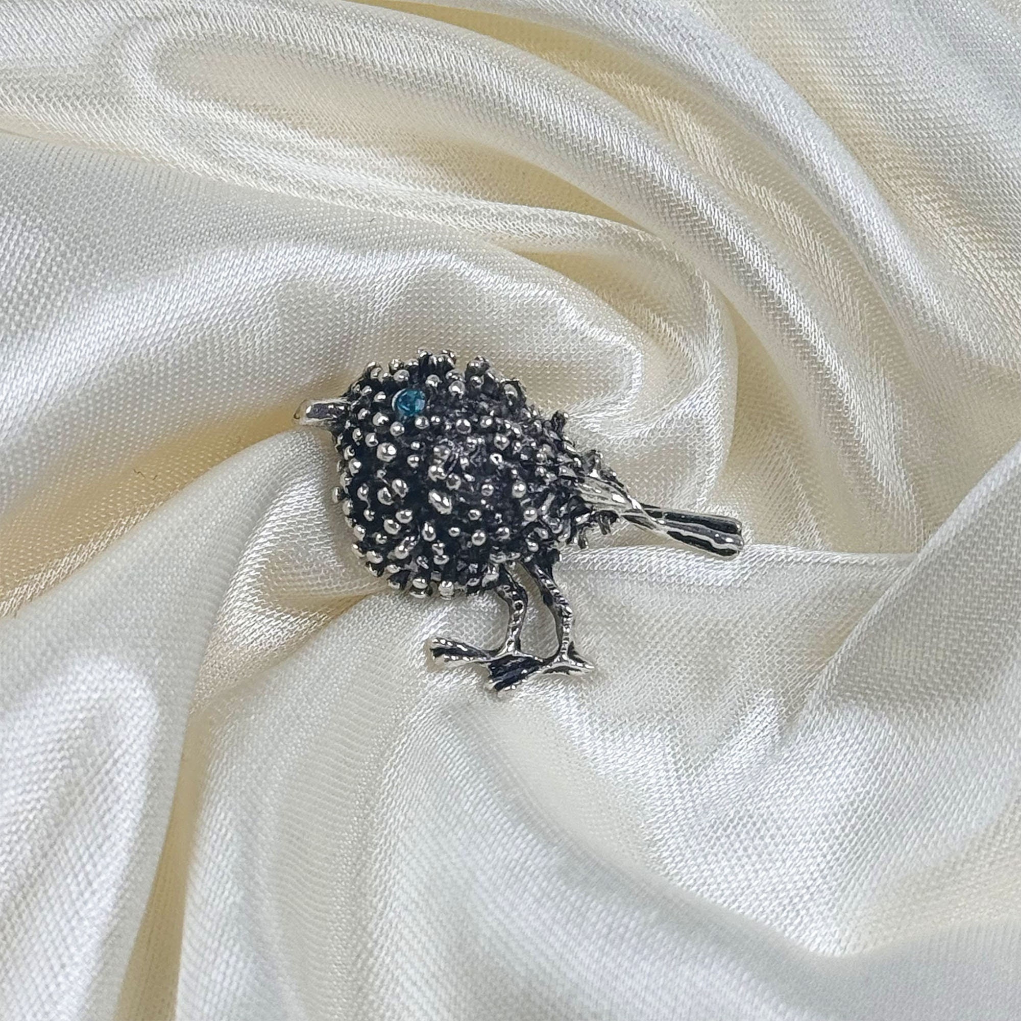Épingle oiseau en argent sterling sur une branche - Canada