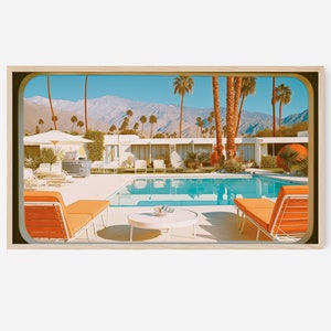 Könnte beinhalten: Ein Vintage-Foto eines modernen Motelpools aus der Mitte des Jahrhunderts mit zwei orangefarbenen Liegestühlen und einem weißen Tisch im Vordergrund. Der Pool ist von Palmen umgeben und im Hintergrund befindet sich eine Bergkette.