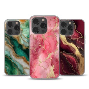 Könnte beinhalten: Drei Handyhüllen mit Marmordesigns. Die Hüllen weisen eine Vielzahl von Farben auf, darunter Grün, Rosa und Burgunder, mit goldenen Adern. Die Hüllen sind für ein Smartphone konzipiert und haben einen transparenten Rand.