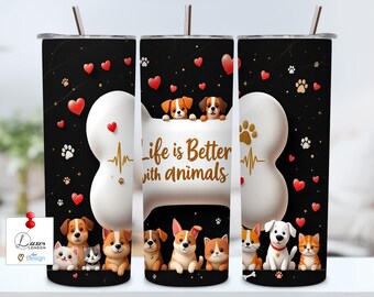 Puede incluir: Tres vasos de acero inoxidable con fondos negros y diseños en forma de hueso blancos. Los vasos presentan una variedad de animales de dibujos animados, incluidos perros, gatos y un conejo. El texto "Life is Better with Animals" está impreso en letras doradas en el diseño en forma de hueso.