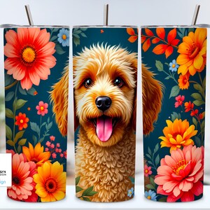 Può includere: Un bicchiere in acciaio inossidabile con un design floreale e un doodle marrone e bianco di un cane. I fiori sono arancioni, gialli e rossi.