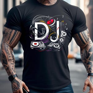 Puede incluir: Camiseta negra con un diseño de DJ. El diseño incluye las letras "DJ" en blanco, con una mesa de mezclas, altavoces y notas musicales. El gráfico incorpora acentos rojos, amarillos y morados, creando un diseño vibrante y llamativo.