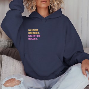 Soñador diurno, sudadera con capucha para lector nocturno - Diseño de citas Bookie Magical Worlds Jersey Jumper Hood Book Lover Bookish Pink Orange Blue