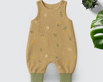 Baby Strampler Musselin bestickt, Baby Romper Musselin, Latzhose Baby Musselin bestickt, ärmelloser Strampler Musselin