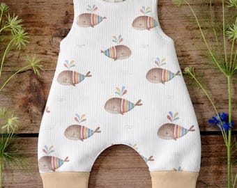 Macacão infantil com estampa de baleia colorida | Macacão artesanal com punhos marrons | Calcinha infantil | Presente para bebê | Roupa infantil unissex