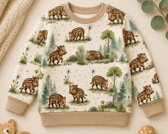 Könnte beinhalten: Ein cremefarbenes Langarm-Sweatshirt mit einem wiederkehrenden Muster aus braun gestreiften Wildschweinfrischlingen in einer Waldumgebung mit grünen Bäumen und Löwenzahnblüten. Das Kleidungsstück hat einen beigen Rippstrickkragen, Bündchen und Saum.