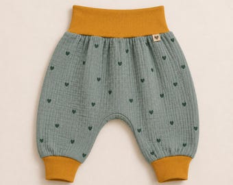Baby Pumphose Musselin Herzen Altgrün, Handgenähte Babyhose aus Musselin, Sommerhose Baumwolle, Mitwachshose, versch. Bündchen