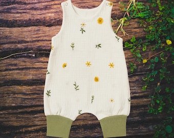 Baby Strampler Musselin weiss bestickt, Baby Romper Musselin, Latzhose Baby Musselin bestickt, ärmelloser Strampler Musselin