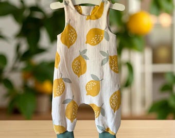 Strampler aus Musselin mit großen Zitronen, Musselin Romper, Latzhose Musselin, handgefertigt, Mitwachsstrampler Sommer