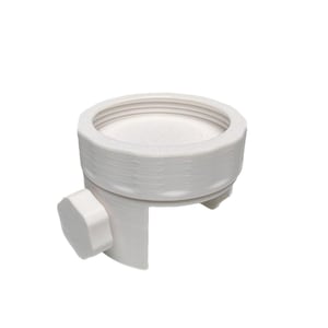 Può includere: Un componente circolare in plastica bianca dotato di un bordo superiore filettato e di una manopola ottagonale montata lateralmente. La base dell'oggetto presenta un'apertura semicircolare e la struttura sembra un fissaggio o adattatore.