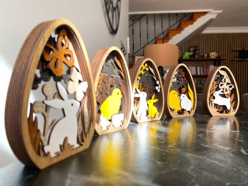 5 różnych drewnianych dekoracji na jajka wielkanocne w jednym. Wielowarstwowa ozdoba wielkanocna 3D. Króliczki, pisklęta i jajka. zdjęcie 1