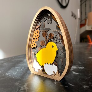 5 różnych drewnianych dekoracji na jajka wielkanocne w jednym. Wielowarstwowa ozdoba wielkanocna 3D. Króliczki, pisklęta i jajka. zdjęcie 5