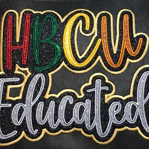 Może przedstawiać: Czarna, błyszcząca naszywka z napisem "HBCU Educated". Litery "HBCU" są w kolorze czerwonym, zielonym i żółtym, a "Educated" w kolorze srebrnym. Naszywka ma złote obramowanie. Tekst jest kursywą.