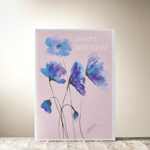 Tarjeta de "Feliz cumpleaños" con amapolas rosas y moradas de Guan