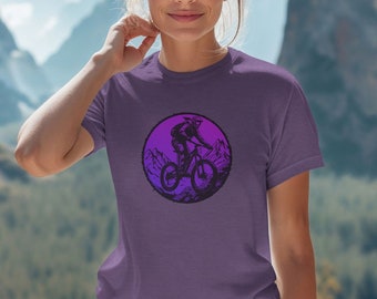 Peut inclure: T-shirt violet avec un graphique d'une personne faisant du vélo de montagne dans un cercle avec un fond dégradé violet.