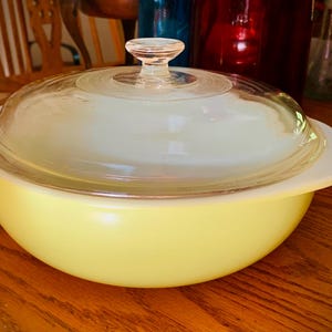 PYREX with Lid #024 Lime Green Mixing Bowl 2 Quart 1960s