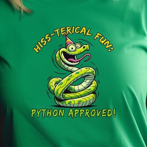 Peut inclure: T-shirt vert avec un serpent de dessin animé portant un chapeau de fête. Le texte sur le t-shirt est "Hiss-terical Fun! Python Approved!"
