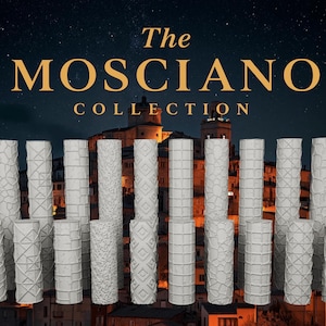 Pode incluir: Uma coleção de rolos cilíndricos brancos com várias texturas em relevo geométricas e orgânicas. O texto "The MOSCIANO COLLECTION" é exibido em letras douradas acima dos rolos contra um fundo de céu noturno.