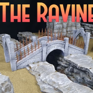 Puede incluir: Un puente de piedra en miniatura con una barandilla de púas, situado en un barranco rocoso. El puente es gris con detalles marrones, y el barranco está lleno de arena y rocas. El texto "THE RAVINE" se muestra en rojo y naranja en la parte superior de la imagen.