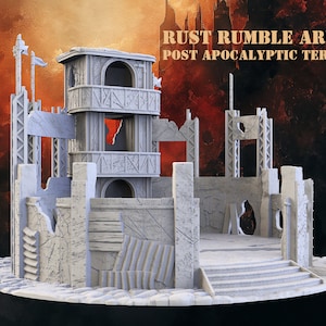 Può includere: Un edificio grigio in rovina con una torre, una piattaforma e delle scale. L'edificio è in cemento e ha un aspetto consumato, post-apocalittico. Il testo "RUST RUMBLE ARENA POST APOCALYPTIC TERRAIN" è visibile nella parte superiore dell'immagine.