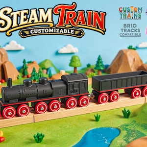 Könnte beinhalten: Eine mattschwarze Spielzeug-Dampflokomotive mit roten Rädern und einem passenden schwarzen Güterwagen auf Holzschienen. Der Text STEAM TRAIN CUSTOMIZABLE, CUSTOM TRAINS und BRIO TRACKS COMPATIBLE ist im oberen Teil des Bildes zu sehen.