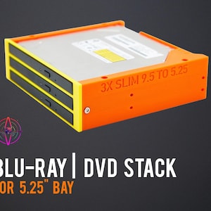 Puede incluir: Una pila de Blu-Ray y DVD naranja y amarillo para una bahía de 5,25". El dispositivo tiene tres ranuras y el texto "3X SLIM 9.5 TO 5.25" está impreso en el lateral. También es visible el texto "BLU-RAY | DVD STACK FOR 5.25" BAY".