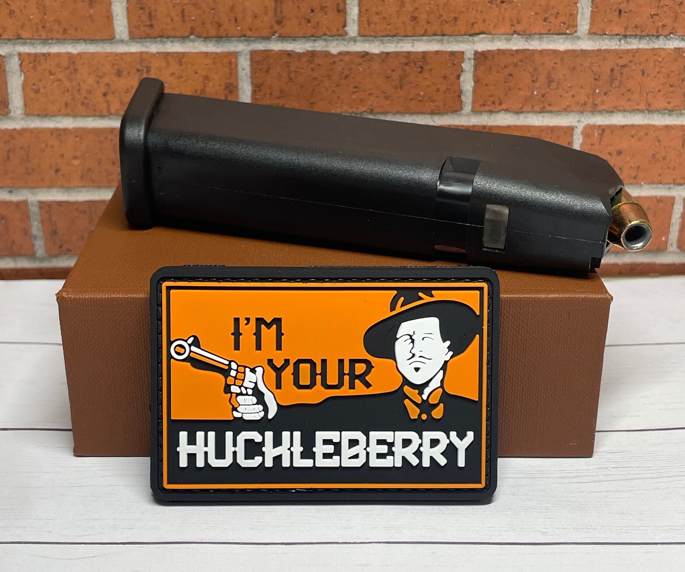 Toppa Di Fissaggio Con Gancio 'I'm Your Huckleberry' - Dimensioni 3.75