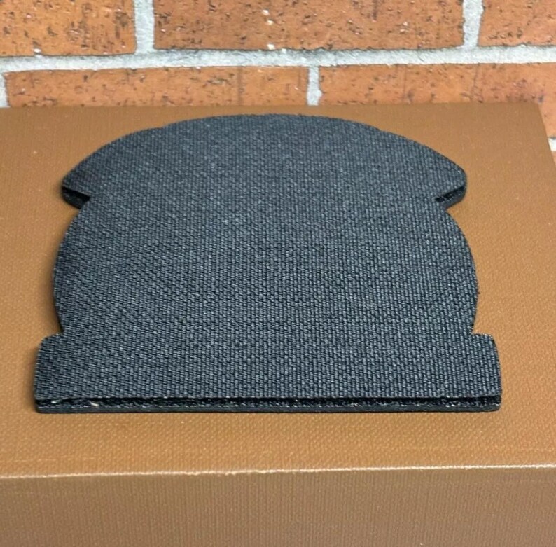 Peut inclure: Sous-verre en tissu noir de forme arrondie. Le sous-verre est fait d'un mat&eacute;riau textur&eacute; et a un bord l&eacute;g&egrave;rement sur&eacute;lev&eacute;.