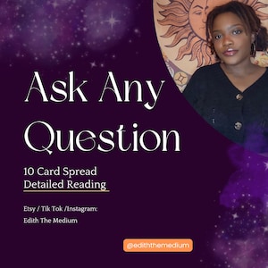 Może przedstawiać: Obraz z tekstem "Ask Any Question" i "10 Card Spread Detailed Reading". Na zdjęciu znajduje się osoba, a także pudełko kart "Cosmic Acee". Tło to połączenie fioletu i gwiazd.