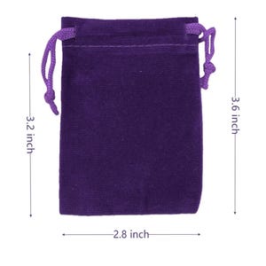 Puede incluir: Una bolsa de terciopelo morado oscuro con cord&oacute;n, de aproximadamente 9,1 cm de alto, 7,1 cm de ancho y 8,1 cm de profundidad. La bolsa tiene un cierre de cord&oacute;n morado a juego en la parte superior.