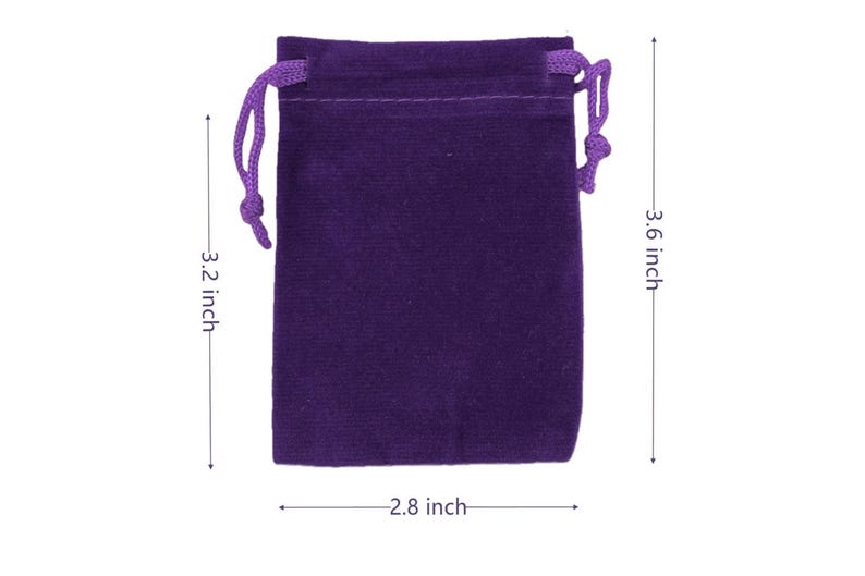 Puede incluir: Una bolsa de terciopelo morado oscuro con cord&oacute;n, de aproximadamente 9,1 cm de alto, 7,1 cm de ancho y 8,1 cm de profundidad. La bolsa tiene un cierre de cord&oacute;n morado a juego en la parte superior.
