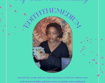 Può includere: Immagine con sfondo turchese e testo "Self Care Tarot Reading" e "EDITHTHEMEDIUM". Una persona tiene in mano carte dei tarocchi. Il testo in basso dice: "Consulta le carte e vedi cosa hanno da dirti su un meritato riposo e impara a coccolarti completamente."