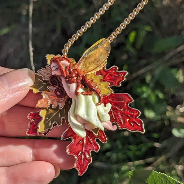 Pendentif fée sur feuilles