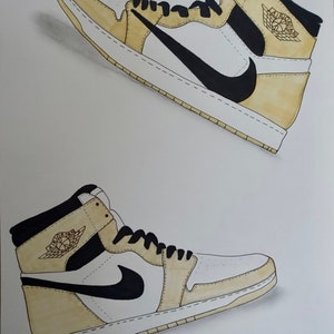 Może przedstawiać: Ręcznie rysowana ilustracja pary białych i żółtych wysokich butów sportowych z czarnymi akcentami. Buty mają czarne logo Swoosh i czarno-białe logo Air Jordan z boku.
