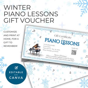 Può includere: Un buono regalo a tema invernale per lezioni di pianoforte. Il design presenta fiocchi di neve, note musicali e un'illustrazione di pianoforte a coda. Il testo include "Piano Lessons" e "Merry Christmas".
