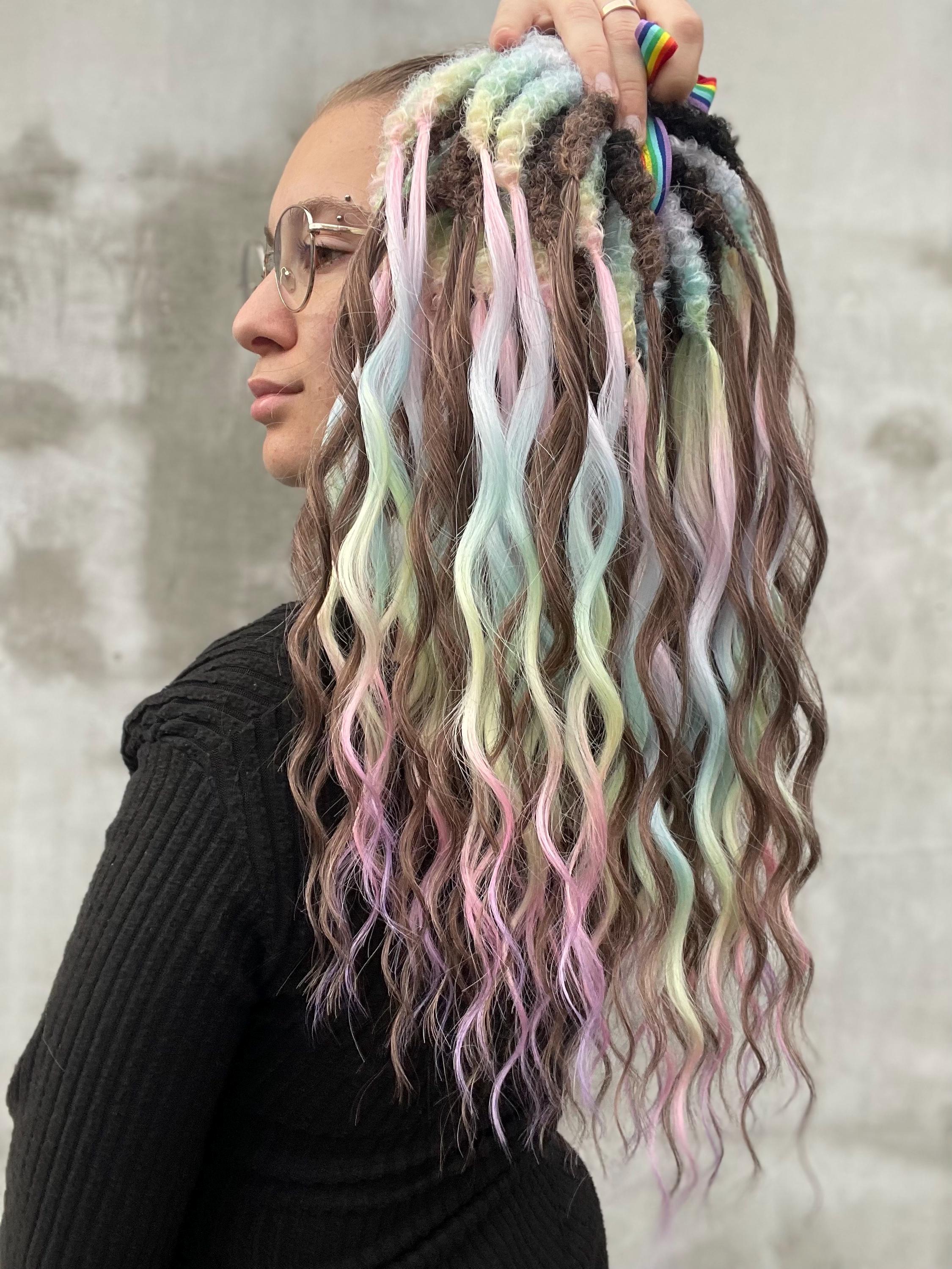 Donna Elegante Con Capelli Ricci Rossi E Una Bouquet Di Tulipani Gialli Fotografia Stock - Foto 7