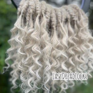 Extensiones de rastas rizadas en rubio platino - Boho Festival Curls Extensiones de rastas sintéticas onduladas de doble punta Cabello ondulado voluminoso tejido a crochet Conjunto completo