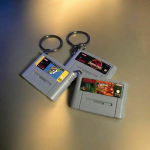 SNES ゲームカートリッジ型キーホルダー - スーパーファミコン - ゲーマー - オタク - レトロ